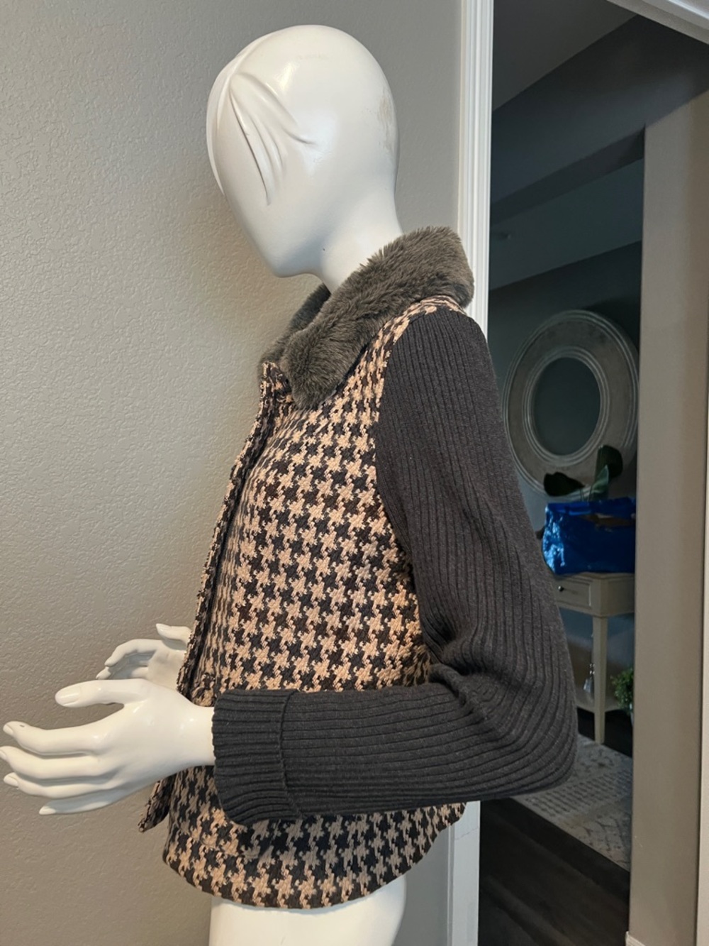 CAbi jacket with sweater sleeves and removable fur neckline. Size 8 - Picture 4 of 14